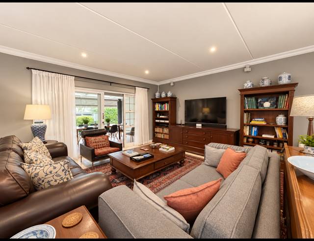 3 BEDROOM TOWNHOUSE FOR SALE IN MIDSTREAM ESTATE